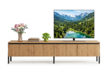 Meuble TV chêne avec télé et objets déco fond blanc