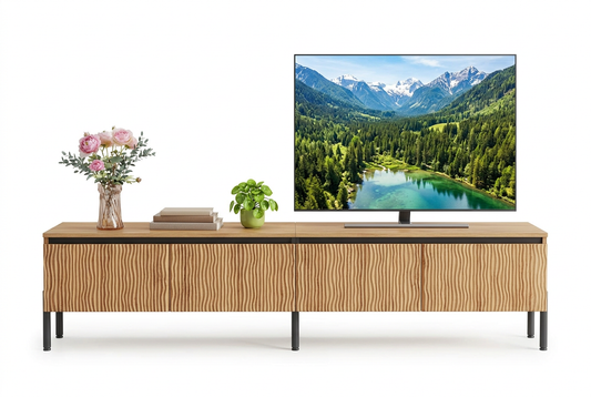 Meuble TV chêne avec télé et objets déco fond blanc